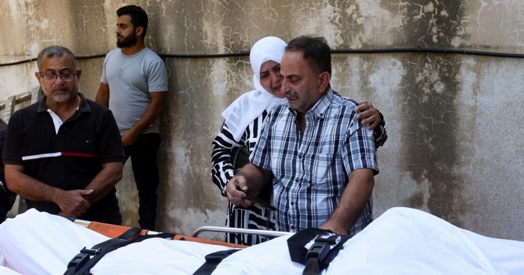 إن الضربات الإسرائيلية في لبنان تقطع رأس حزب الله، ولكن مع تزايد الوفيات بين المدنيين، لا يتراجع أي من الجانبين