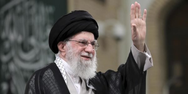 المرشد الأعلى الإيراني يهدد الولايات المتحدة وإسرائيل “برد ساحق” على الهجوم الإسرائيلي
