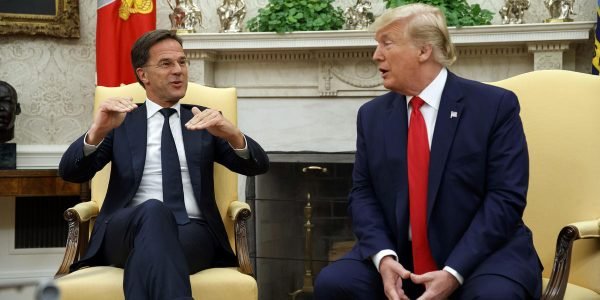 ترامب يجتمع مع رئيس حلف شمال الأطلسي في فلوريدا لإجراء محادثات حول الأمن العالمي
