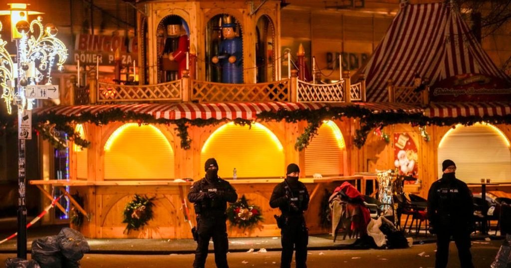 سيارة تصطدم بحشد من الناس في سوق عيد الميلاد في ألمانيا؛ ويقول مسؤولون إن ما لا يقل عن 5 قتلى و200 جريح