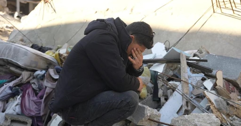 رجل فلسطيني يسجل رحلة إلى المنزل في غزة بعد 15 شهرًا من الحرب