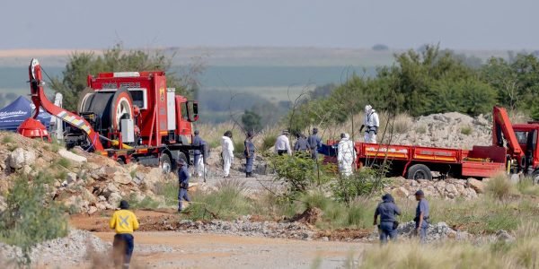 أفادت التقارير أن ما لا يقل عن 100 شخص لقوا حتفهم في منجم ذهب غير قانوني بجنوب إفريقيا، مع استمرار عمليات الإنقاذ