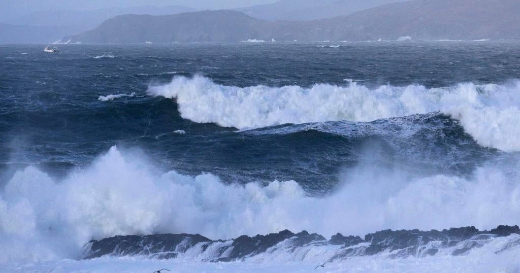 أيرلندا ، غرب المملكة المتحدة ضربت رياح قياسية بينما تغلق Storm éowyn النقل ، يترك الآلاف بدون سلطة
