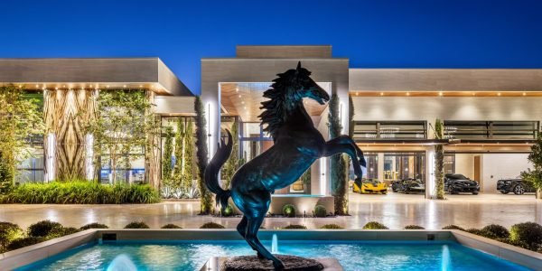 القصر المستوحى من Ferrari يحطم الرقم القياسي المحلي في Delray Beach ، فلوريدا