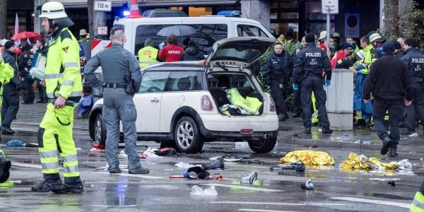 يقول المسؤولون إن السيارة تدفع إلى حشد من الناس في ميونيخ ، ألمانيا ، مما أصاب ما يقرب من 30 شخصًا في هجوم مشتبه به.