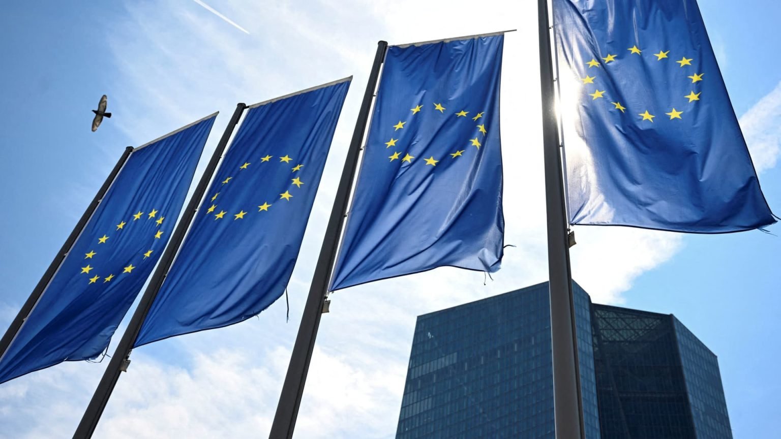 تأخير الاتحاد الأوروبي بتنفيذ الرسوم الجمركية الانتقامية الأولى على البضائع الأمريكية إلى منتصف أبريل