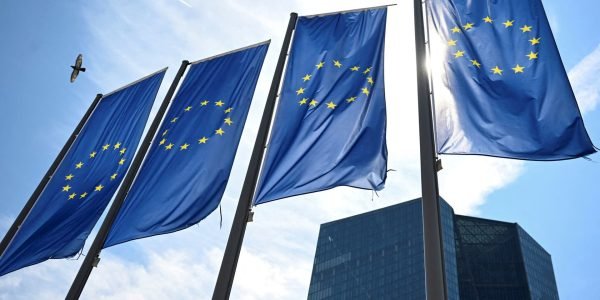 تأخير الاتحاد الأوروبي بتنفيذ الرسوم الجمركية الانتقامية الأولى على البضائع الأمريكية إلى منتصف أبريل