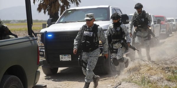 مسلحون مشاعل المركبات ، حظر الطرق في جميع أنحاء المكسيك بينما تحترق حرب العشب كارتل