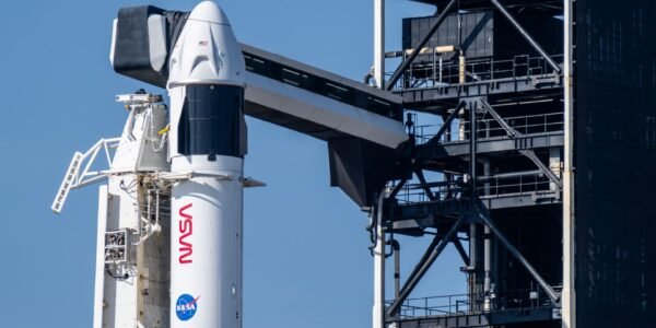 Spacex لوقف التنين على تهديد ترامب
