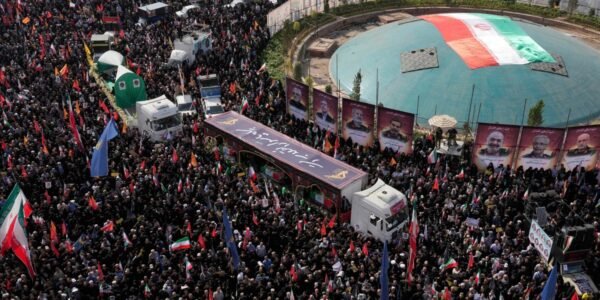 إيران تحمل جنازات الدولة الأولى للقادة العسكريين ، والعلماء النوويين الذين قتلوا في ضربات إسرائيلية