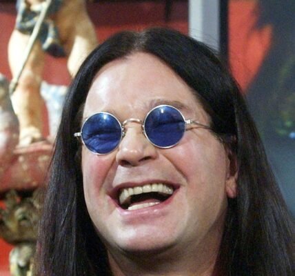 يمنح موكب جنازة Ozzy Osbourne اليوم في المملكة المتحدة مشجعي السبت السبت فرصة لقول وداع