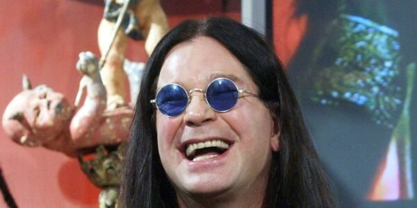 يمنح موكب جنازة Ozzy Osbourne اليوم في المملكة المتحدة مشجعي السبت السبت فرصة لقول وداع
