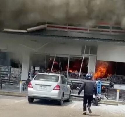 قوات تايلاند وكمبوديا تصادم على طول الحدود ، مع تفجير الطائرات التايلاندية المواقع العسكرية المزعومة