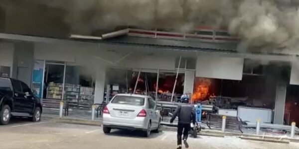 قوات تايلاند وكمبوديا تصادم على طول الحدود ، مع تفجير الطائرات التايلاندية المواقع العسكرية المزعومة