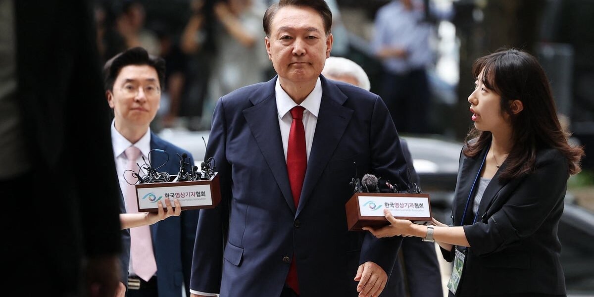 يقاوم القائد السابق لكوريا الجنوبية يون يون استجوابًا عن طريق خلع ملابسه والكذب على الأرض