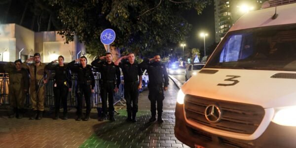 حماس تسلم رفات رهينتين إسرائيليين آخرين حماس تسلم رفات رهينتين إسرائيليين آخرين