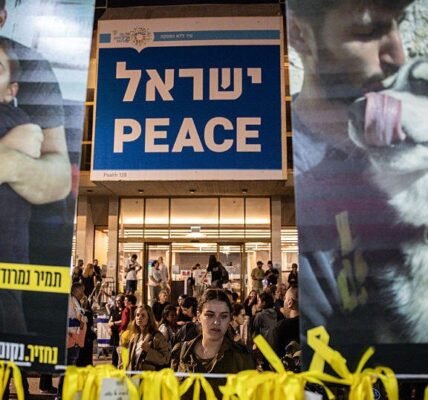 وتتوقع إسرائيل أن تطلق حماس سراح الرهائن “خلال ساعات قليلة” مع استمرار وقف إطلاق النار