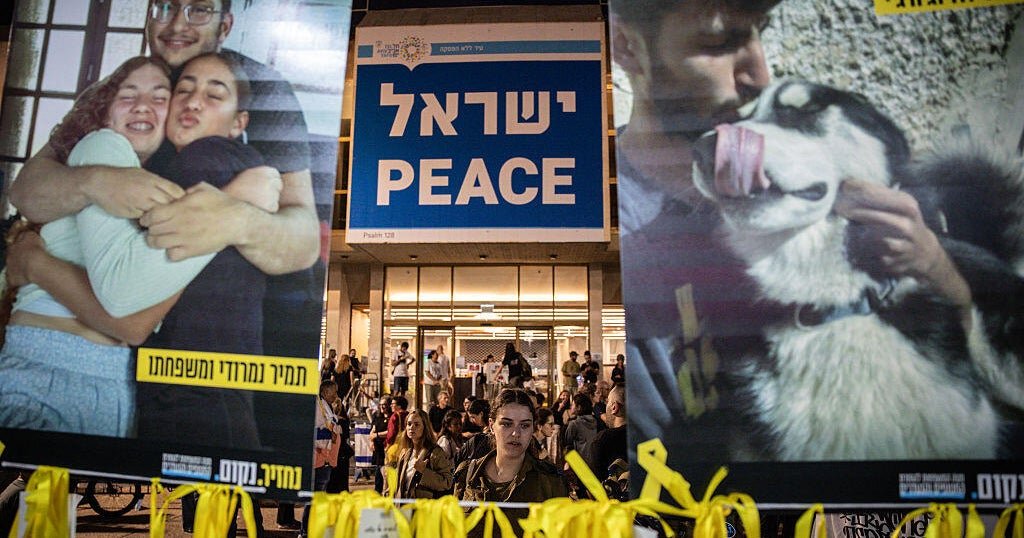 وتتوقع إسرائيل أن تطلق حماس سراح الرهائن “خلال ساعات قليلة” مع استمرار وقف إطلاق النار