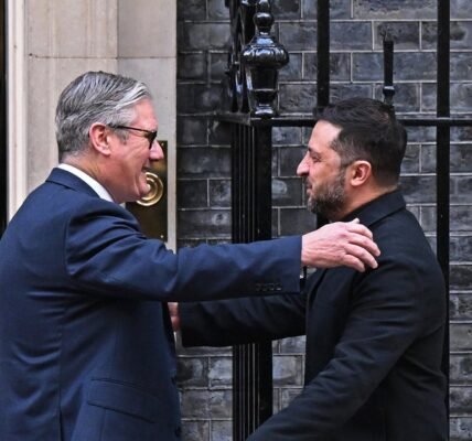 ويجتمع زيلينسكي مع الشركاء الأوروبيين لمناقشة تسليح أوكرانيا بمزيد من الصواريخ، مما يحرم بوتين من المزيد من المال