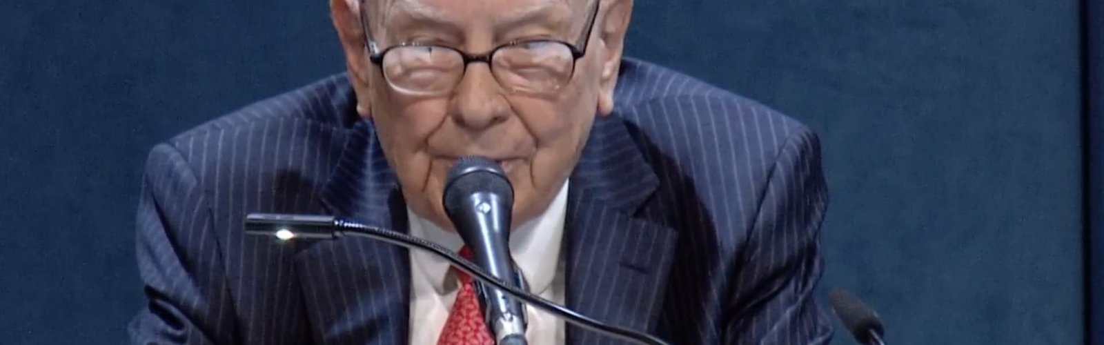 ربما يكون وارن بافيت قد خفض مرة أخرى حصة بيركشاير في شركة أبل في الربع الثالث