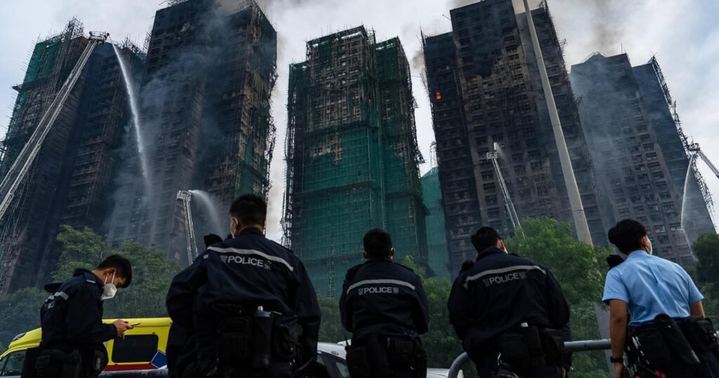 أدى حريق في مجمع شاهق في هونغ كونغ إلى مقتل ما لا يقل عن 94 شخصًا، وفقد المئات؛ تم القبض على 3