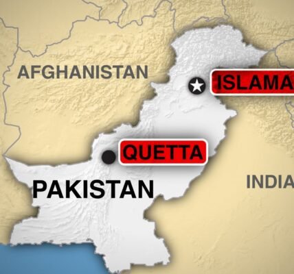 قتل مفجرون انتحاريون في شمال غرب باكستان 3 أشخاص على الأقل في مقر قوات الأمن قتل مفجرون انتحاريون في شمال غرب باكستان 3 أشخاص على الأقل في مقر قوات الأمن