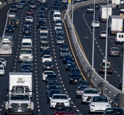 يقترح ترامب خفض معايير كفاءة استهلاك الوقود لسيارات الركاب