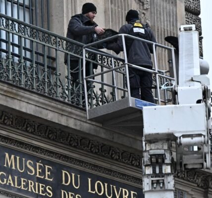 اللوفر يشدد الإجراءات الأمنية بعد سرقة جوهرة التاج، ويثبت القضبان على النوافذ سيئة السمعة