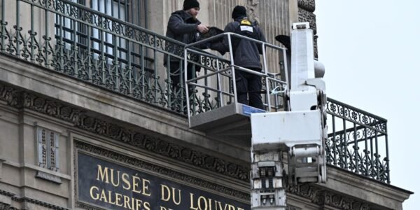 اللوفر يشدد الإجراءات الأمنية بعد سرقة جوهرة التاج، ويثبت القضبان على النوافذ سيئة السمعة