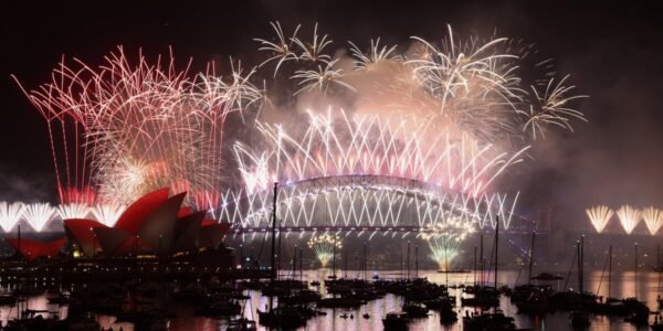 تنطلق احتفالات ليلة رأس السنة 2026 مع بزوغ فجر العام الجديد في جميع أنحاء العالم