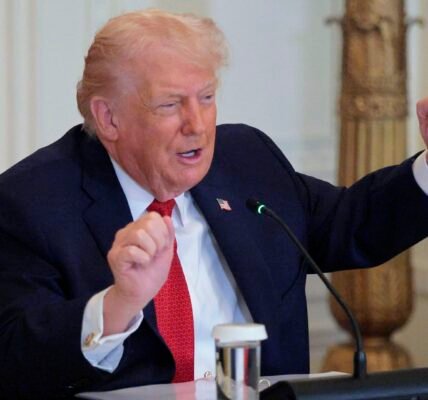 ترامب يطرح تعريفات جديدة في محاولة للاستحواذ على جرينلاند