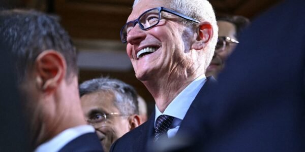 مبيعات iPhone “المذهلة” من Apple تأتي من “الطلب المكبوت”