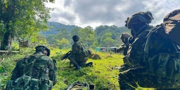 قتلت قوات الأمن الكولومبية 5 من أعضاء عصابة الكوكايين الكبرى قبل أيام من لقاء رئيس البلاد مع ترامب قتلت قوات الأمن الكولومبية 5 من أعضاء عصابة الكوكايين الكبرى قبل أيام من لقاء رئيس البلاد مع ترامب