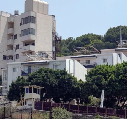 أمر بعض موظفي السفارة الأمريكية في بيروت بالمغادرة وسط تصاعد التوترات الإقليمية