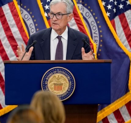 قرار بنك الاحتياطي الفيدرالي بشأن سعر الفائدة في مارس 2026: يبقي أسعار الفائدة ثابتة