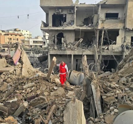 ترامب يحذر إيران من 48 ساعة لإعادة فتح مضيق هرمز مع استمرار البحث عن أفراد الطاقم الأمريكي