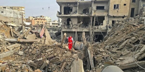 ترامب يحذر إيران من 48 ساعة لإعادة فتح مضيق هرمز مع استمرار البحث عن أفراد الطاقم الأمريكي