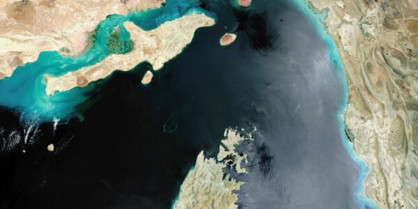 الولايات المتحدة تنفذ المزيد من “الضربات للدفاع عن النفس” بعد إسقاط صواريخ إيرانية، في أحدث اختبار لوقف إطلاق النار