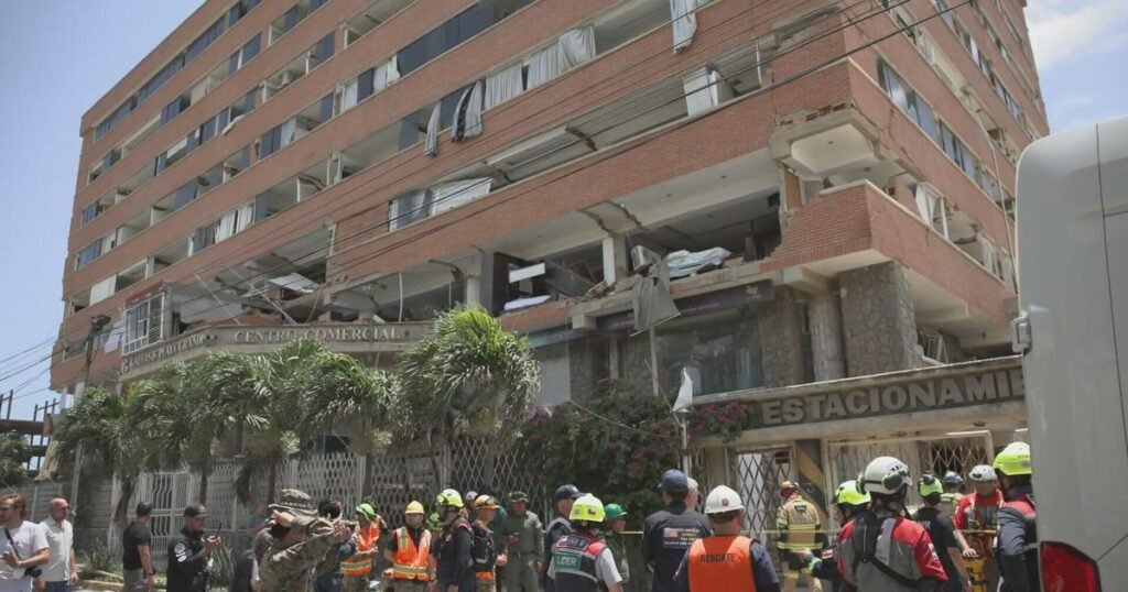فرق الإنقاذ في فنزويلا تتسابق لإنقاذ حارس أمن محاصر تحت مبنى انهار أثناء الزلازل